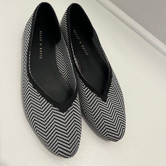 Kelly & Katie: Pointed Toe Flat - Picture 2 of 6